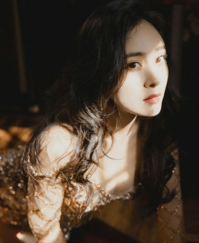 黑色|辣妈杨幂，身材一绝，少女感十足