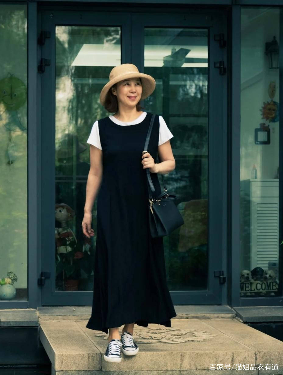 黑色|优雅与年龄无关,这位65岁的博主用“4件裙装”玩转时髦,太会穿