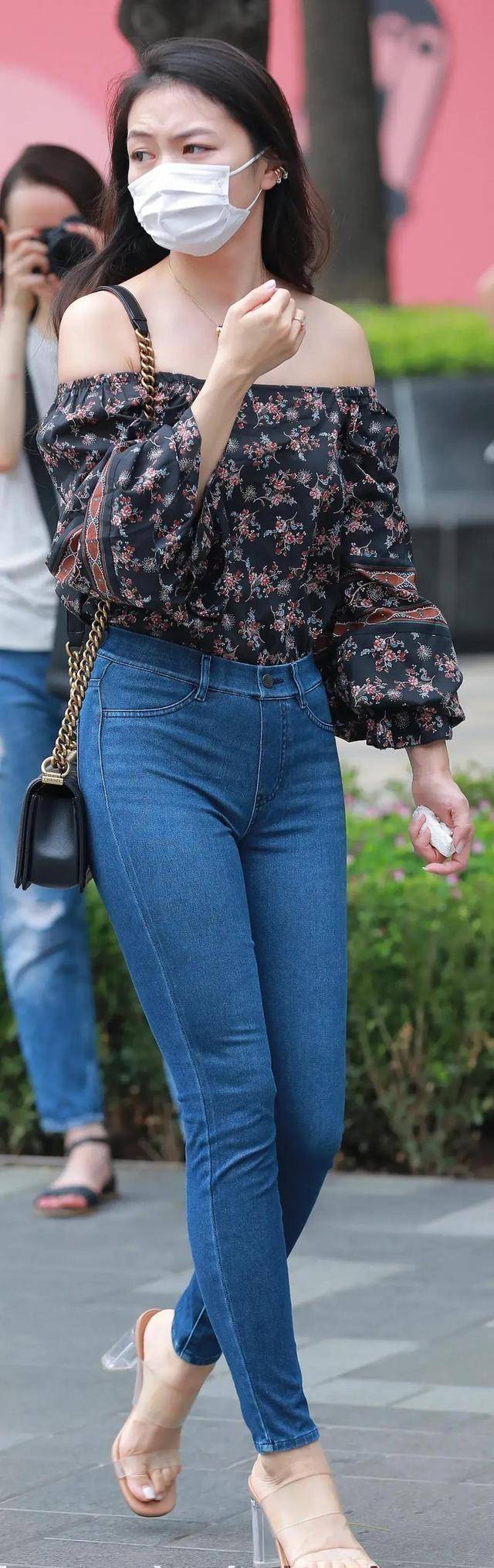 女神|打底裤的穿搭展现视觉上的美感，突出女神风格