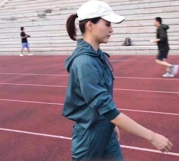 坑洼|董卿过度营销气质好了，化了妆脸上还有小坑洼，素颜更是老阿姨！