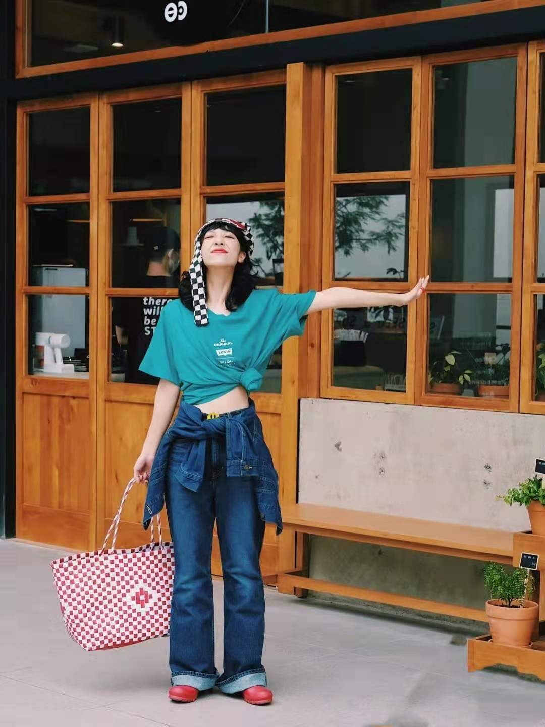 氛围|小个子女生，学会这5组“色彩搭配”，时髦又显高，赚足回头率
