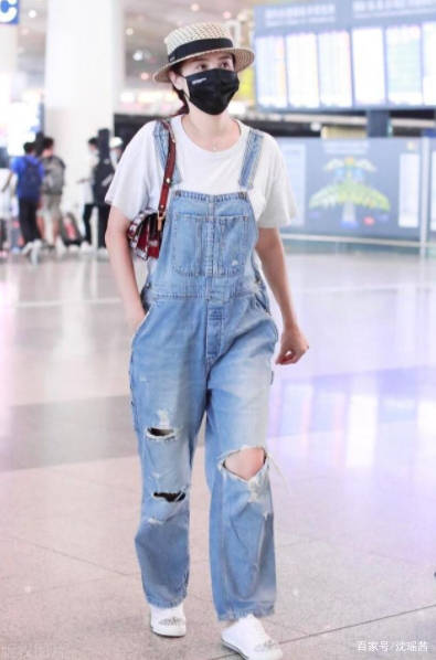 姐妹|宋佳穿搭太会“装嫩”了,用白T恤搭配破洞牛仔裤,就像17岁少女