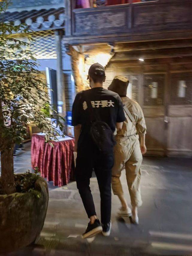 老公|高圆圆夫妇高调秀恩爱!她穿工装帅气爆表,依偎老公身边变小女人