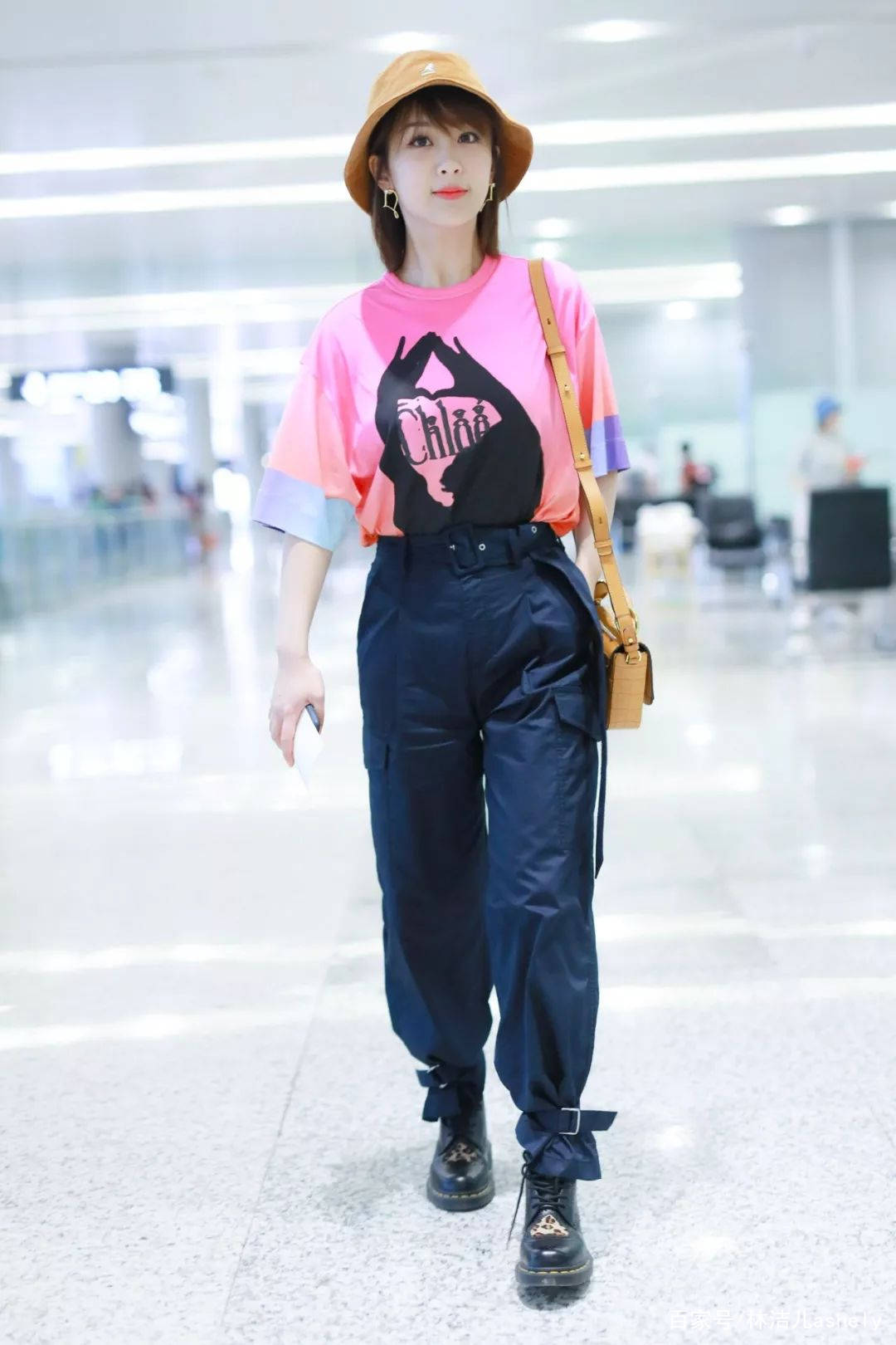 身材|扒完女明星的穿搭,工装风在2021初秋竟然最受宠,分分钟帅翻你