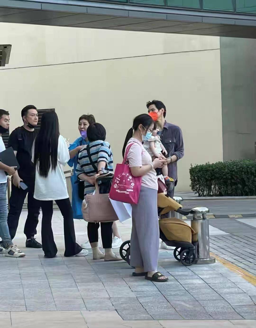 郭碧婷|向太带郭碧婷逛街五个保姆跟随！暴瘦后老得厉害，向佐抱娃好无奈