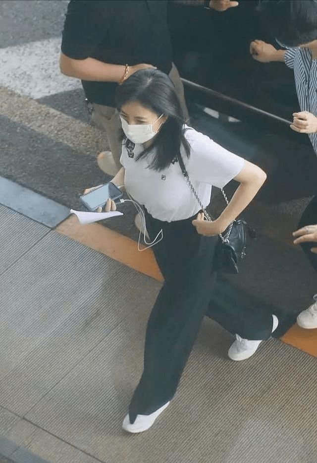 显得|偶遇高圆圆夫妇逛街，穿一身工装身材五五分，胯宽臀型好大！