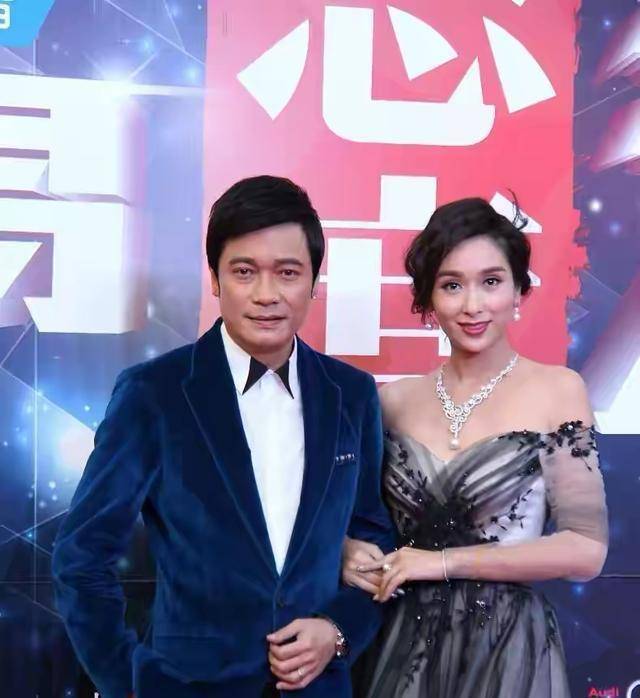 好身材|杨恭如真不像“阿姨辈”，一字肩礼服华丽高级，气场强大不输超模
