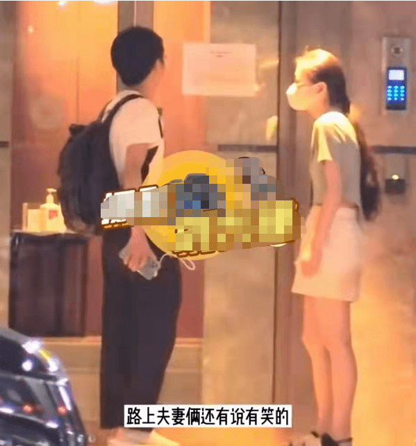 贵妇|韩寒一家三口亮相！娇妻贵妇穿搭超有范，女儿罕见露正脸美貌吸睛