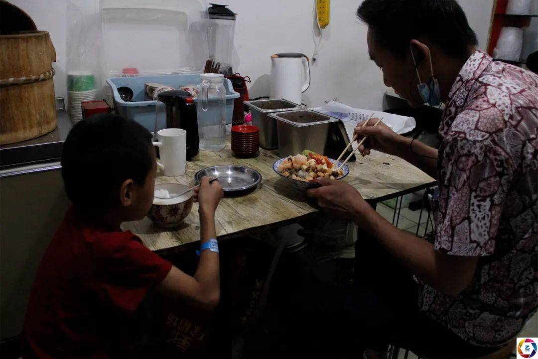 耳聋|男童骨折后不敢说导致残疾，妈妈离去，耳聋爸爸携其求医4年