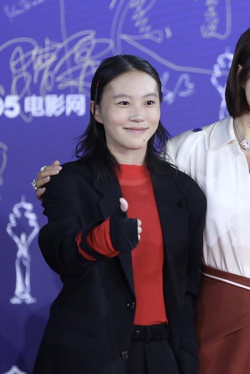 黑色|窦靖童的中性穿搭很抢镜,黑色西服套装内搭红色针织衫,又飒又美
