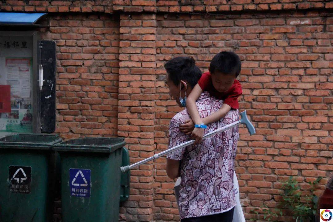 耳聋|男童骨折后不敢说导致残疾，妈妈离去，耳聋爸爸携其求医4年