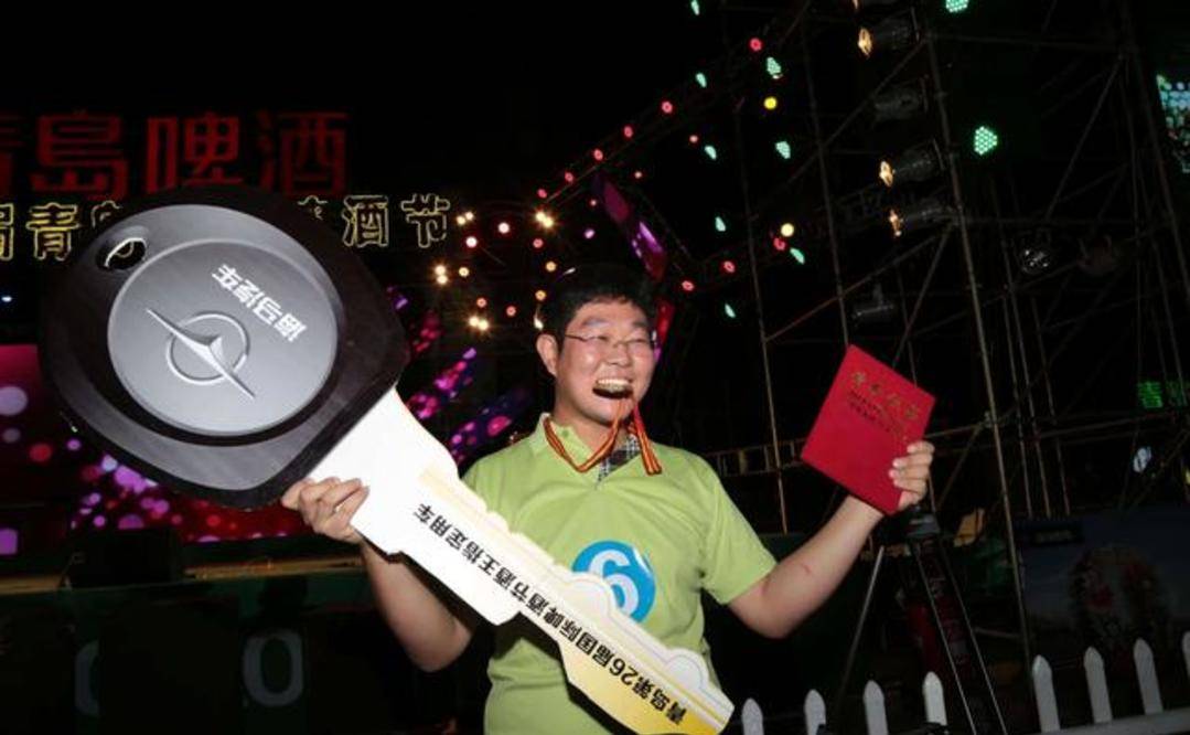 因为|青岛小伙任光超：靠喝酒赢得5辆车、15万奖金，还娶到记者做老婆？