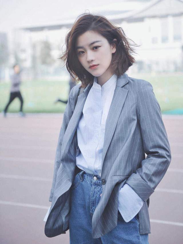 感觉|“西装外套+牛仔裤”这样穿，内搭衬衫简约又洋气，很适合小个子