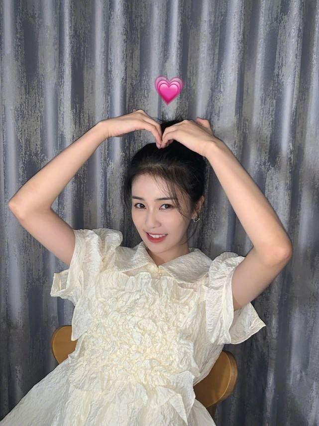 私下里|白鹿又发福利了！私下里穿“奶油裙”拍照，甜美可爱让人好心动