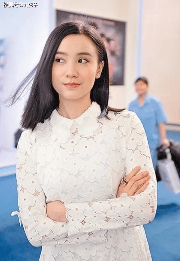 父母|插足名导婚姻，以“洗头妹”一跃封后，戏红人不红小宋佳