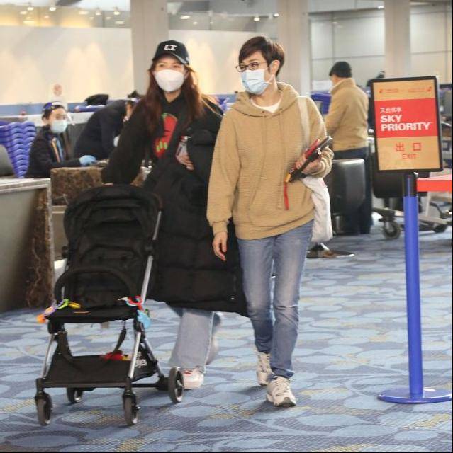 黑色|蔡少芬带女儿走机场，穿黑色长款羽绒服保暖舒适，随性简约好低调
