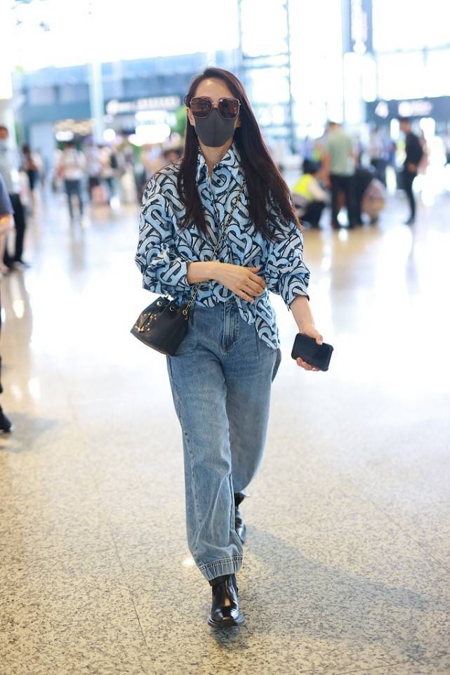 眼光|伊能静不在意外人眼光,人到中年还挑战个性穿搭,穿大红靴更时髦