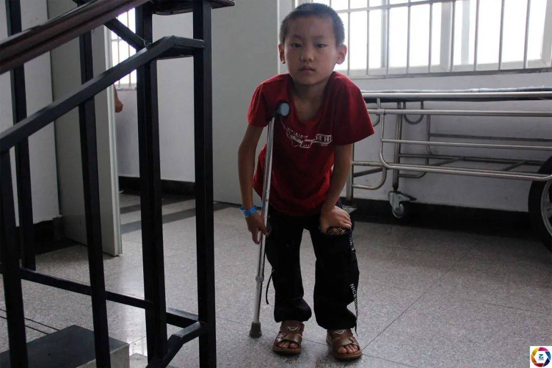 耳聋|男童骨折后不敢说导致残疾，妈妈离去，耳聋爸爸携其求医4年