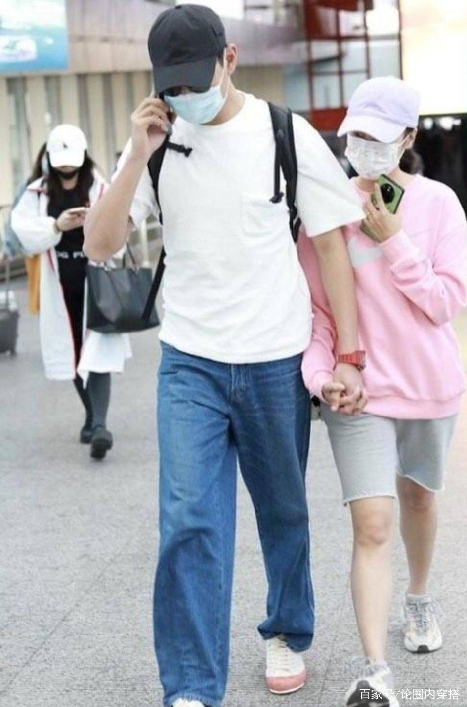 黑色|王彦霖和艾佳妮还挺甜，机场穿搭充满甜蜜感，选择的单品相当低调
