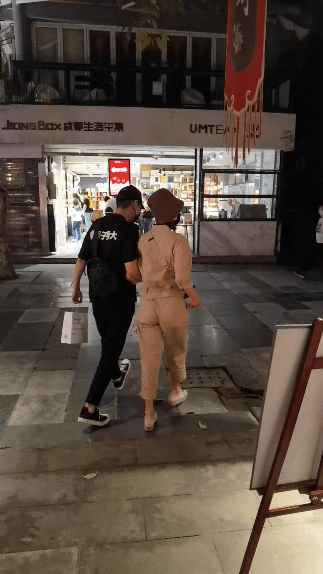 显得|偶遇高圆圆夫妇逛街，穿一身工装身材五五分，胯宽臀型好大！