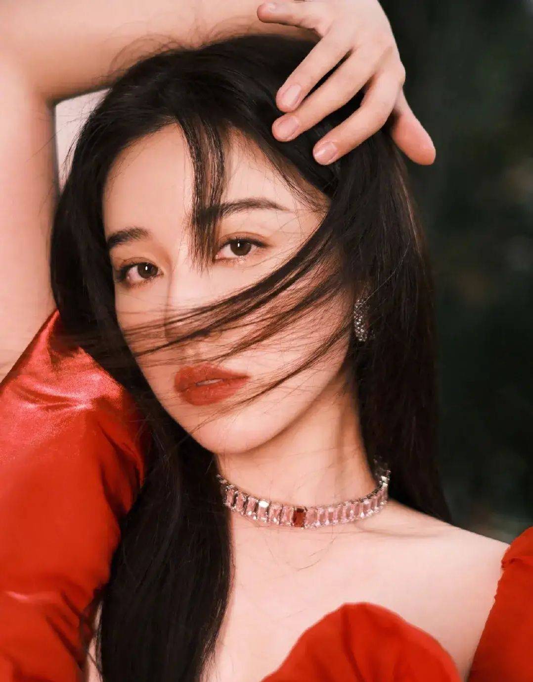 阚清子|阚清子风格大变,穿大红色连衣裙眼神高冷,黑长直造型太惊艳