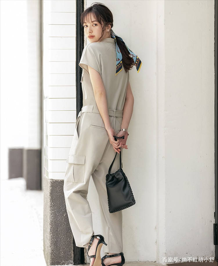 米色|今年突然火了一种新搭配叫:连体裤+基础上衣,越看越心动