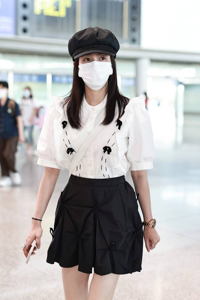 私下里|白鹿又发福利了！私下里穿“奶油裙”拍照，甜美可爱让人好心动