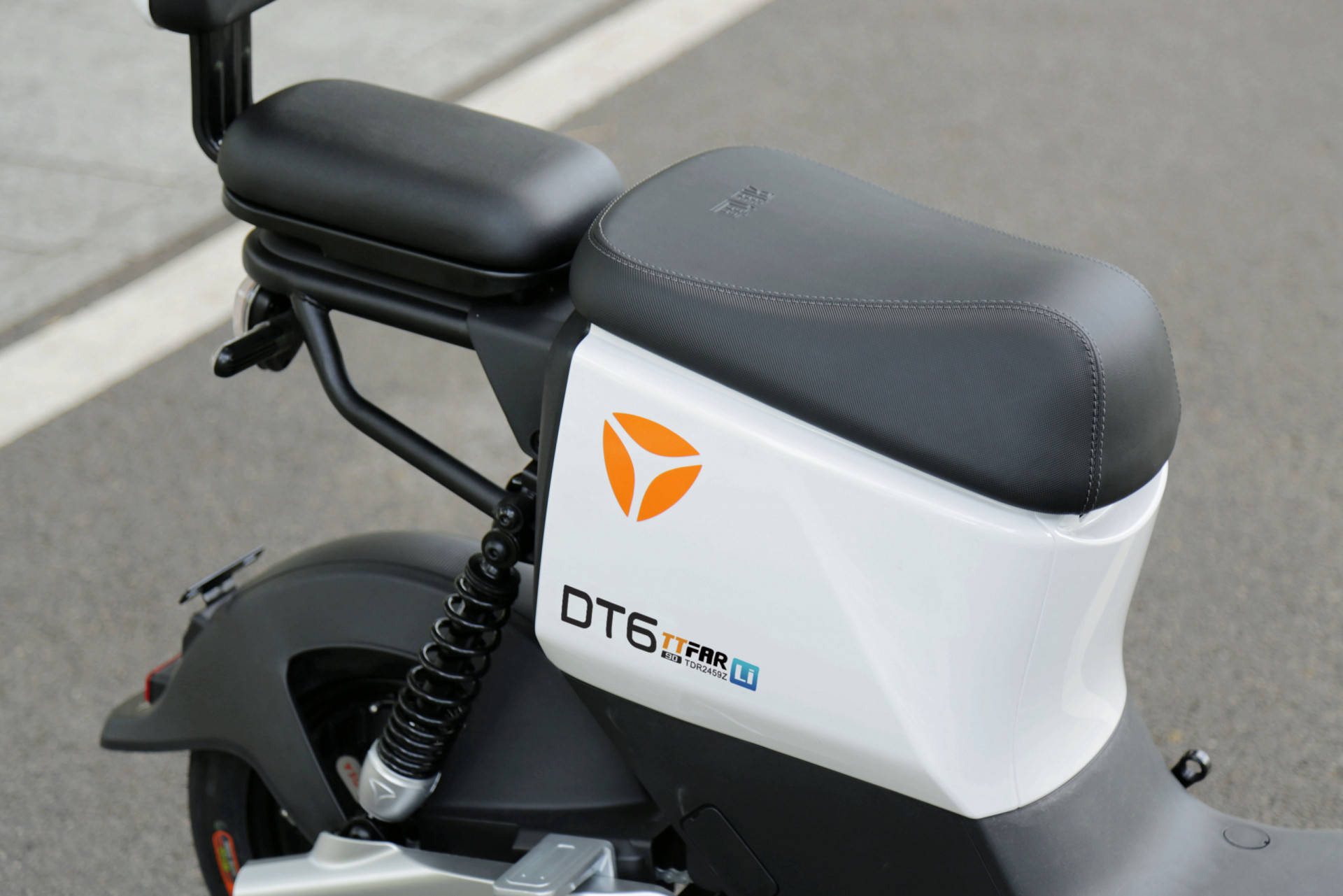 顶配新国标,我开了一周的雅迪冠能li dt6上下班