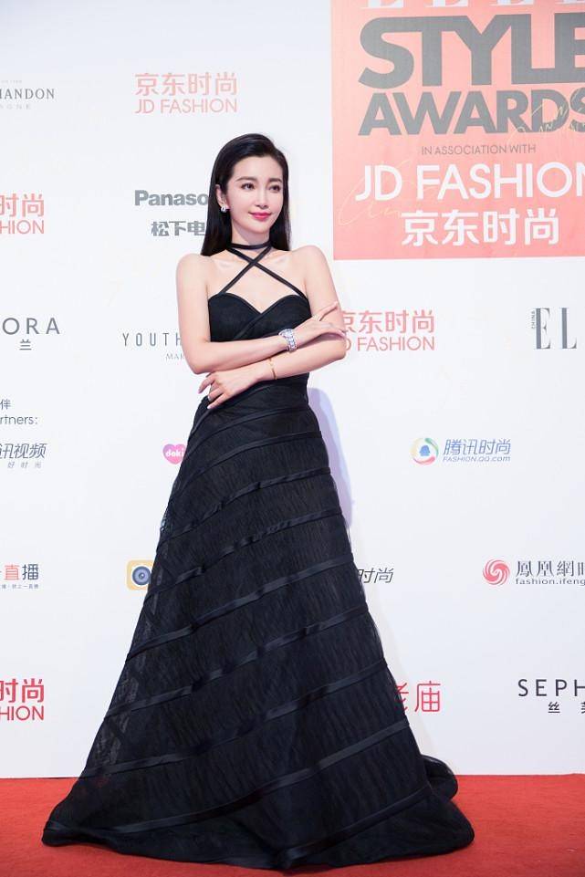 小姑娘|李冰冰年纪越大越喜欢小姑娘的搭配，脸蛋Q弹，仍有胶原蛋白感