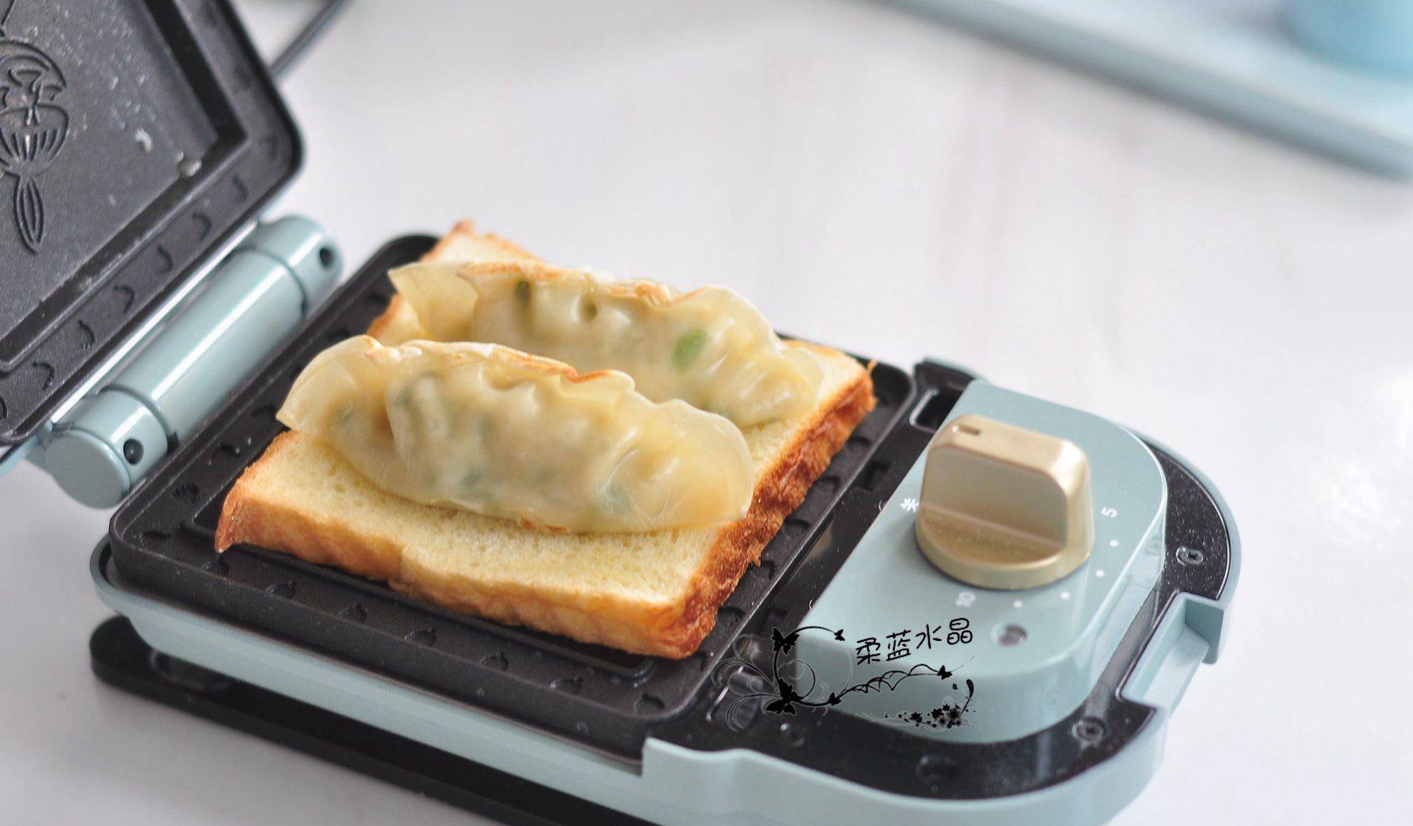 面包|把饺子放进面包里，几分钟就能吃上早餐，可以偷懒多睡几分钟了