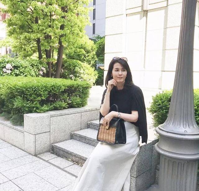 黑色|40-50+女性穿搭推荐：针织衫+长裙，简单自然凸显女性品味美极了