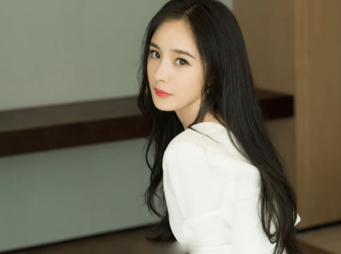 黑色|辣妈杨幂，身材一绝，少女感十足