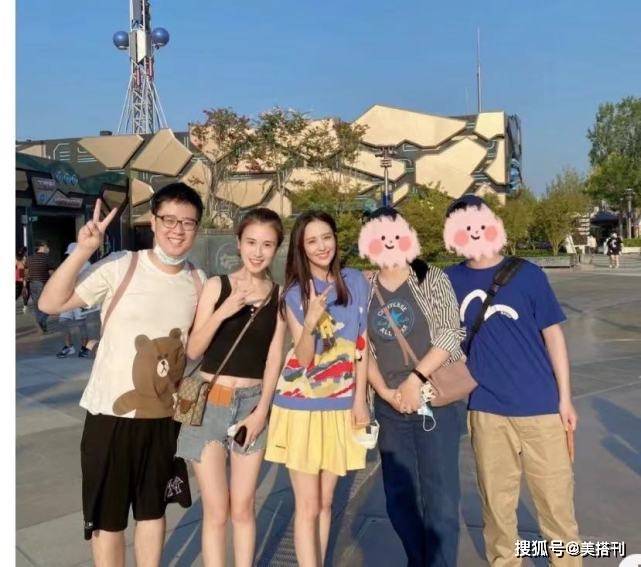佟丽娅|佟丽娅离婚后怎么更少女了?针织马甲搭鹅黄短裙,真的有38岁吗