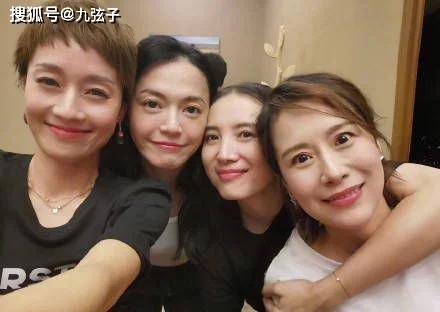 父母|插足名导婚姻，以“洗头妹”一跃封后，戏红人不红小宋佳