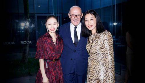 女生|王子文恋爱后状态太赞，酒红色暗纹长裙都HOLD得住，气质冷峻动人