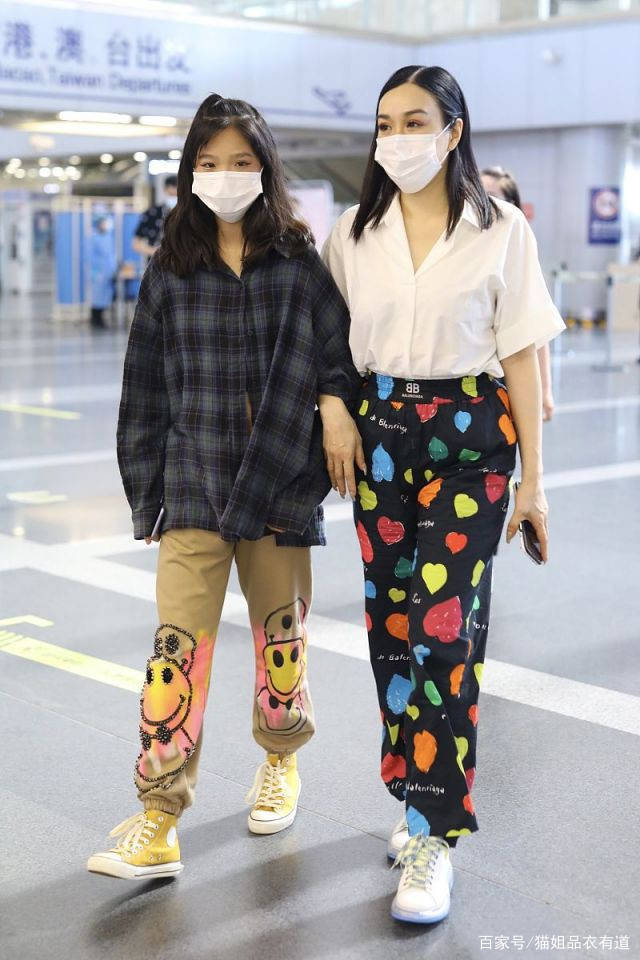 马伊琍|马伊琍穿“花裤子”失手了,若不是腿细身材好,谁能认出是明星?