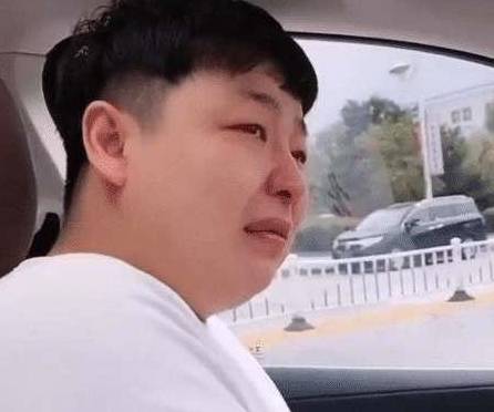 宝爸|宝爸送女儿上幼儿园哭成泪人，网友：说好的“男儿有泪不轻弹”呢