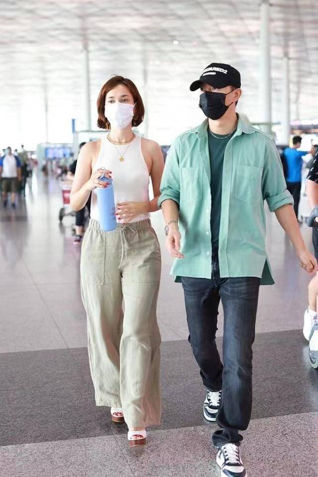 韩庚|卢靖姗机场私服，穿露肩白T勾显好身材，韩庚帮提包让人羡慕