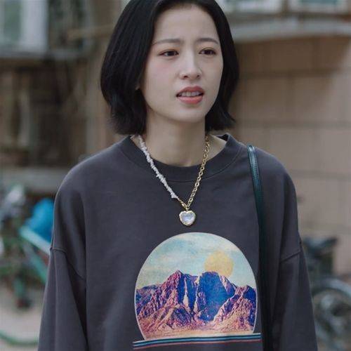 卫衣|《我在他乡挺好的》里真是穿在了我的审美点上,简单大方,太像INS时尚博主了