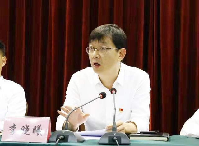 华阴市委副书记,代市长孟渭川主持会议.