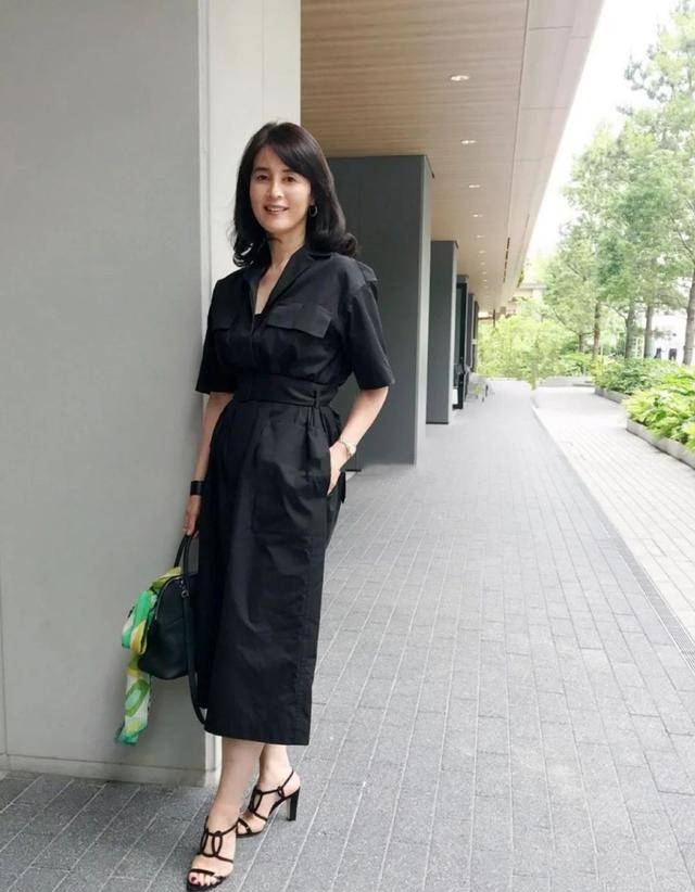 黑色|40-50+女性穿搭推荐:针织衫+长裙,简单自然凸显女性品味美极了