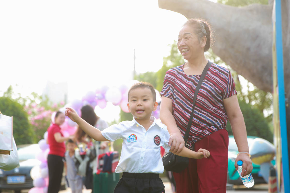 玩具|孩子上幼儿园时，家长记住“3不要4要”，宝宝更快适应校园生活