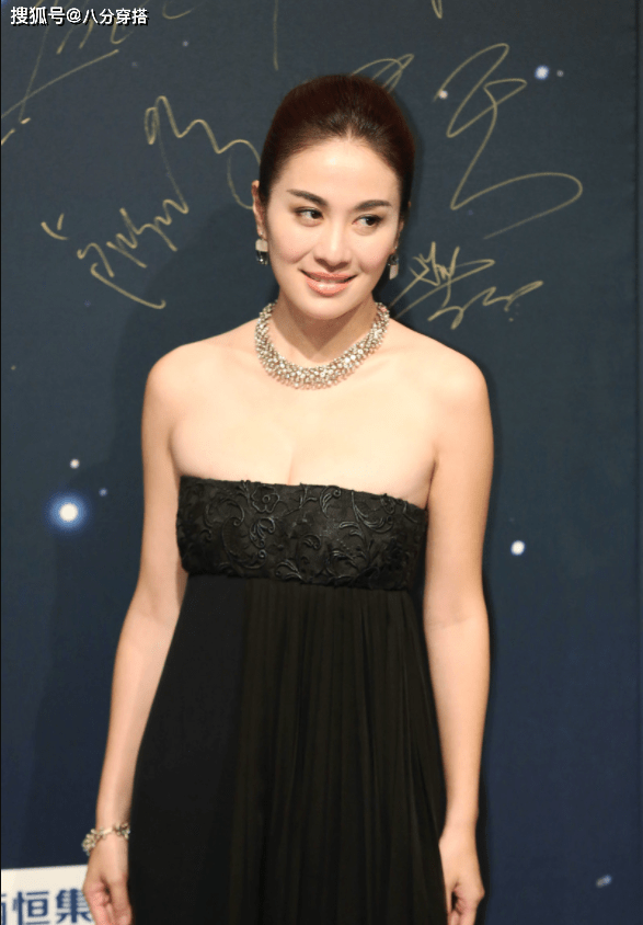 原创叶璇又美出了新高度,穿黑色抹胸裙大秀好身材,高挑纤瘦不输超模