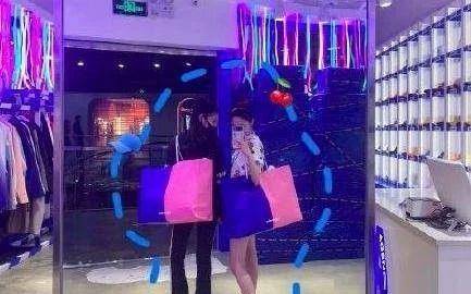 网友|周洁琼关晓彤撞衫，其中一个被质疑穿假货，你看出来了吗？