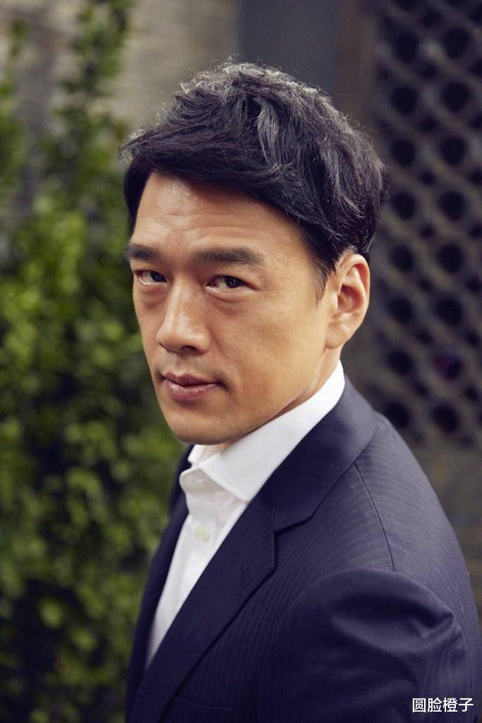 单眼皮|别再吹浓眉大眼了！这5位男演员告诉你，眼睛小一样可以帅气逼人