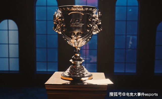 物件|2021LPL夏季赛决赛在即，新版银龙杯已现身，龙形把手成最大亮点