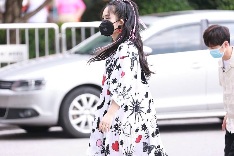 个性|谢娜高调回归快本,身穿宽松印花裙,配上个性小辫,真不像孩子妈