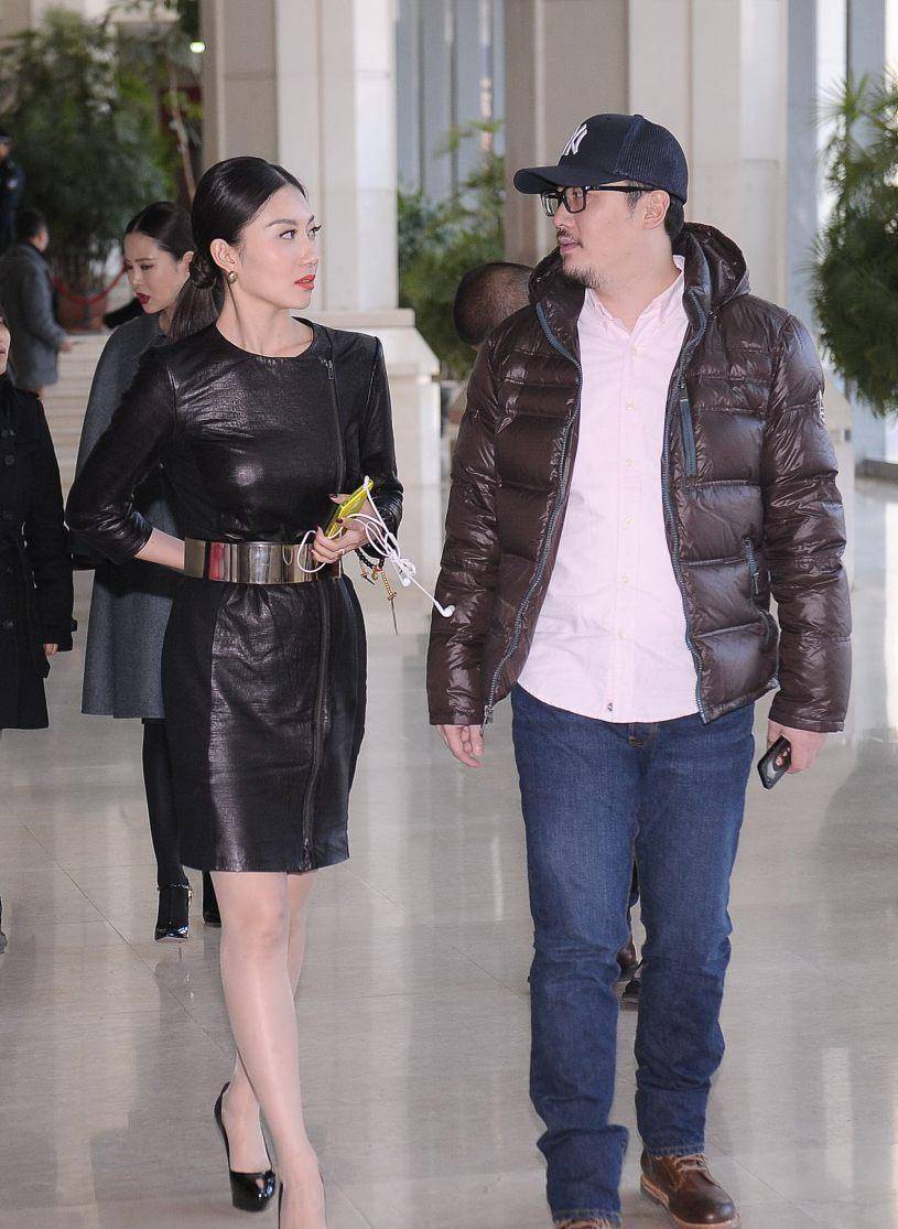 设计|章子怡的嫂子挺不显年龄的，黑色紧身裙看着好精致，清凉但不土气