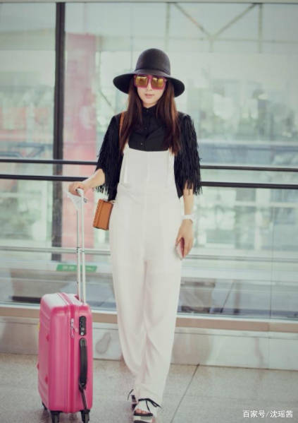 姐妹|宋佳穿搭太会“装嫩”了,用白T恤搭配破洞牛仔裤,就像17岁少女