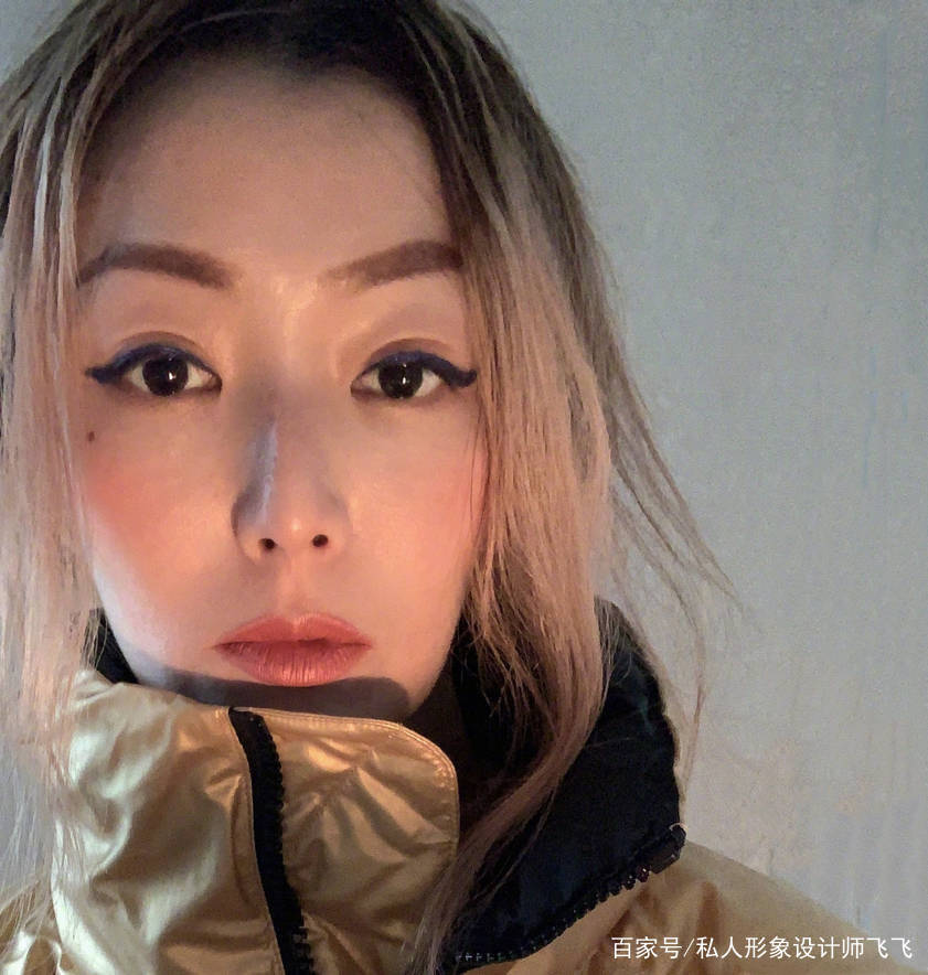 垫肩|时尚不分年龄，被49岁的郑秀文港风穿搭惊艳了，时尚气质让人羡慕